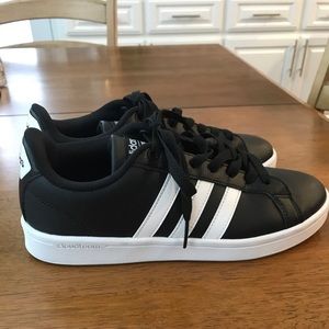 Adidas stripped tennis shoes